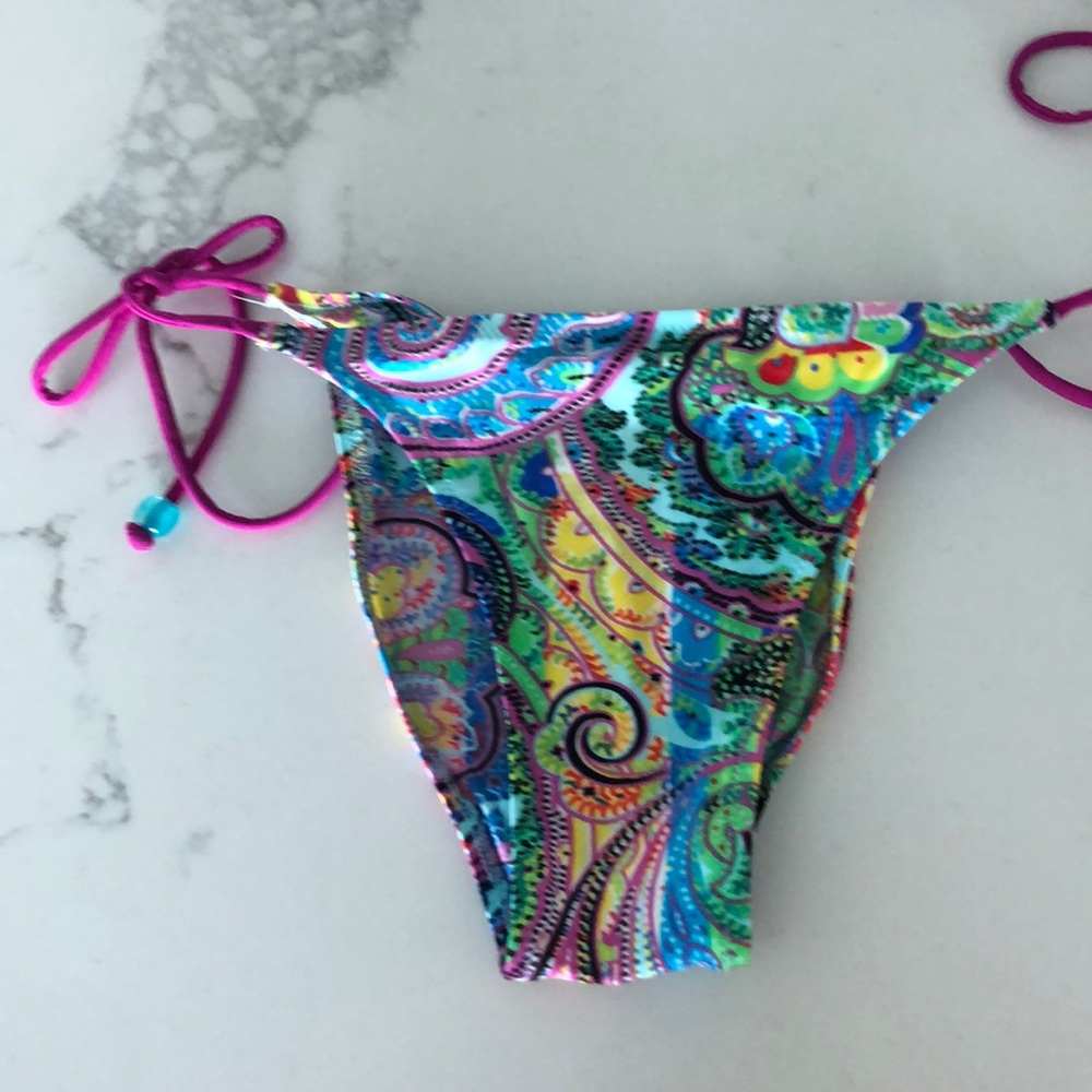 Colorful bikini - Picture 2 of 4